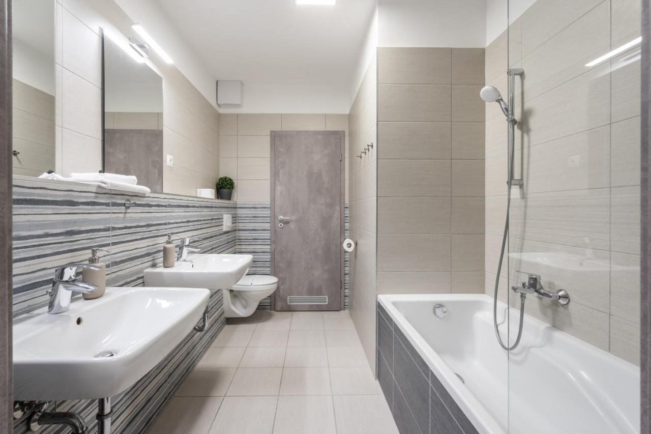 Navy Angel Apartment With Balcony Budapest Bagian luar foto